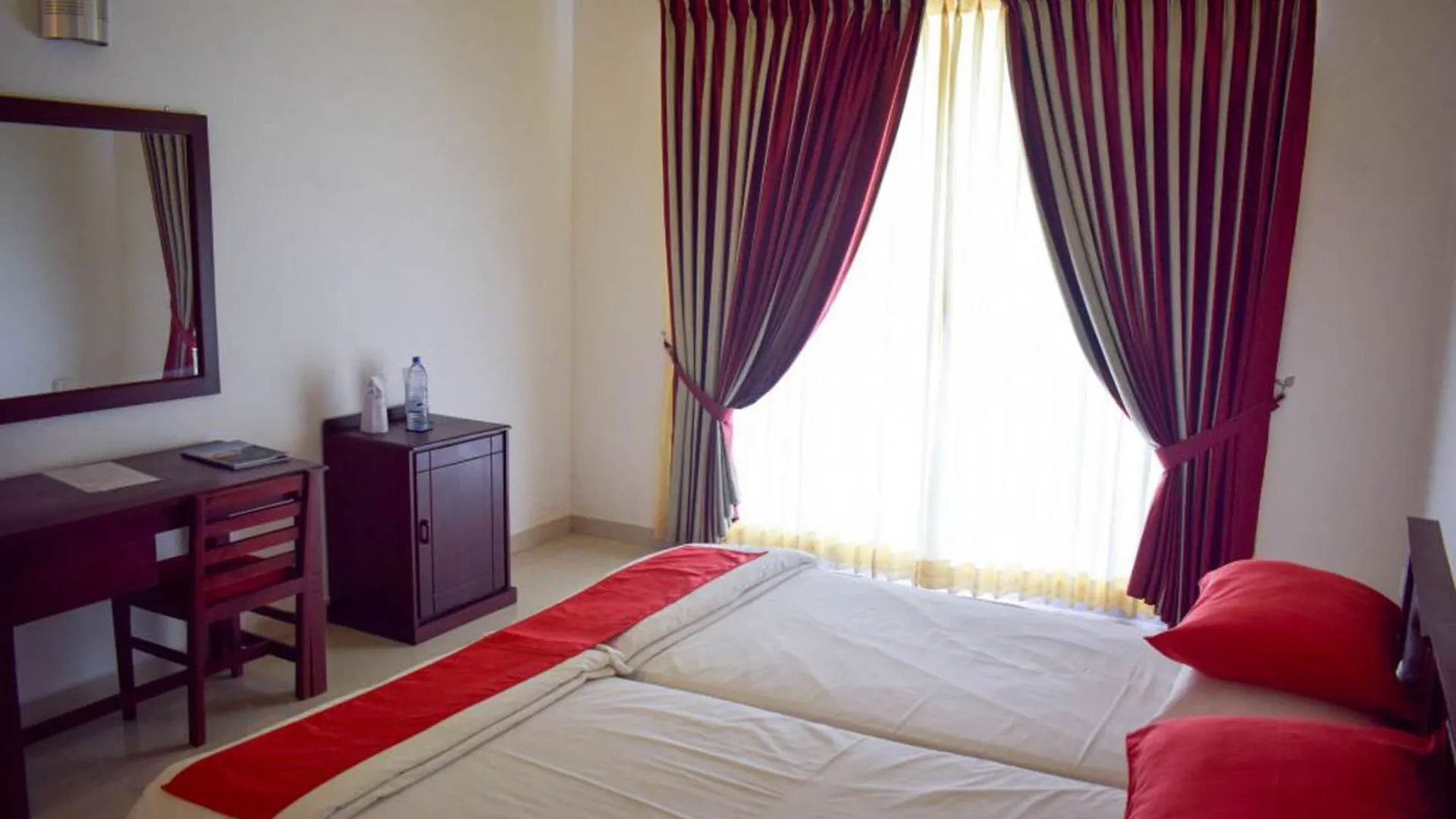 Yoho Rainbow Lagoon Villa Negombo Hotel