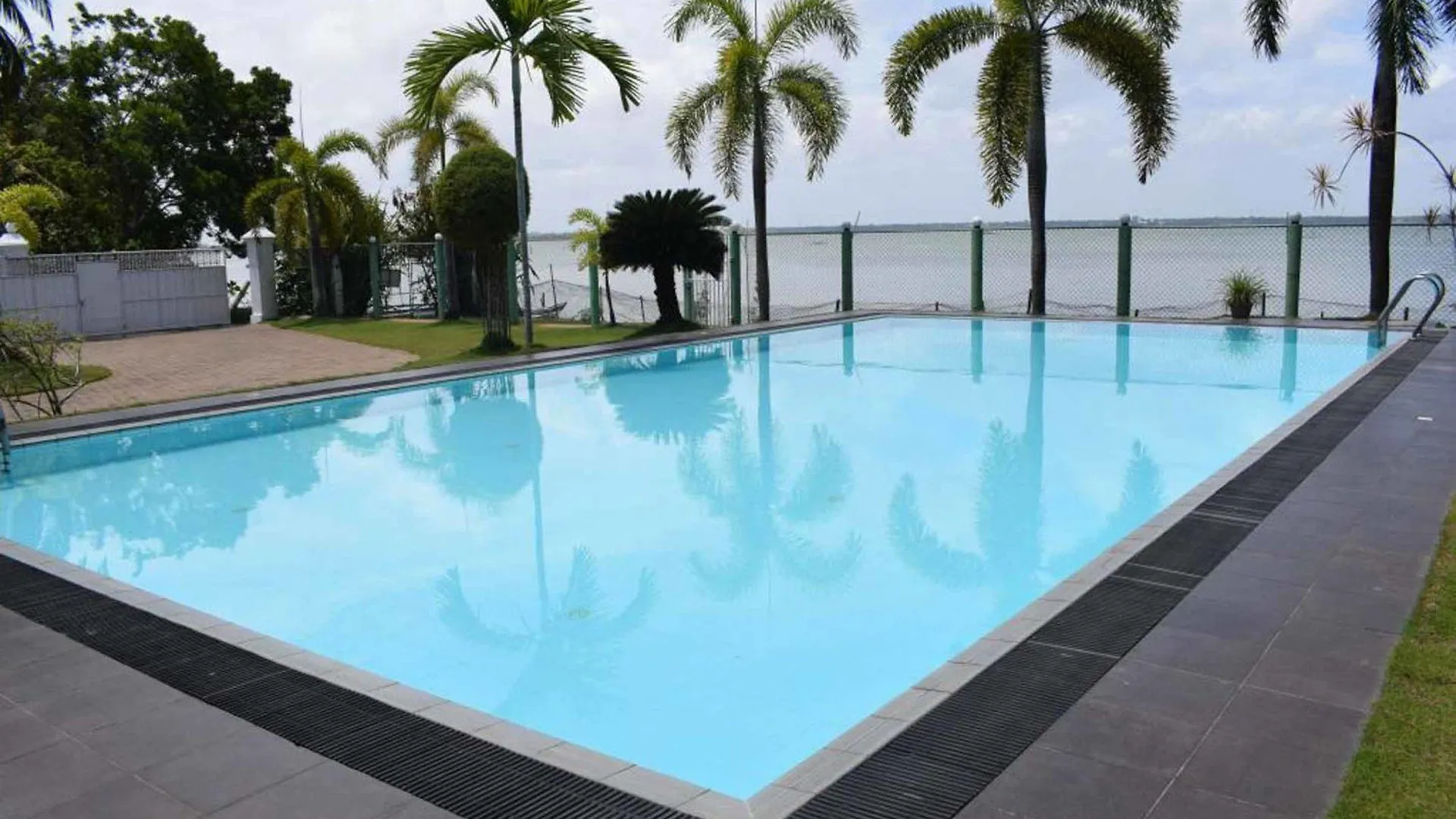 ** Hotel Yoho Rainbow Lagoon Villa Negombo Sri Lanka